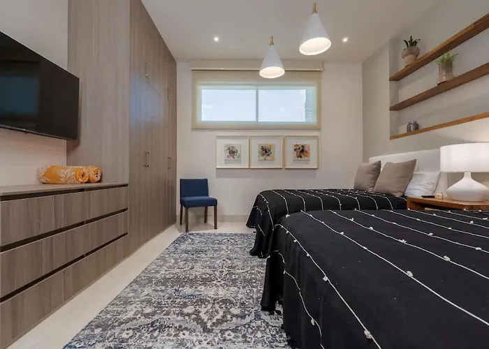 Terrace With Arch Views, Pool, Bbq & Gear